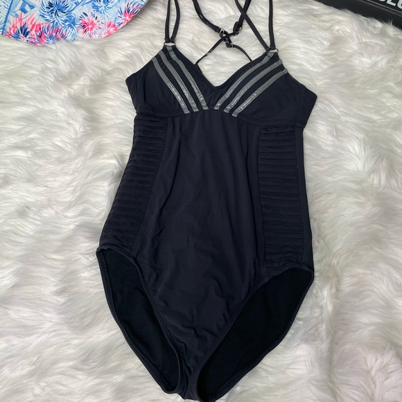 🏊‍♀️ADIDAS🏊‍♀️ Sleek Logo One Piece w/Side paneling and adjustable straps - Picture 6 of 14